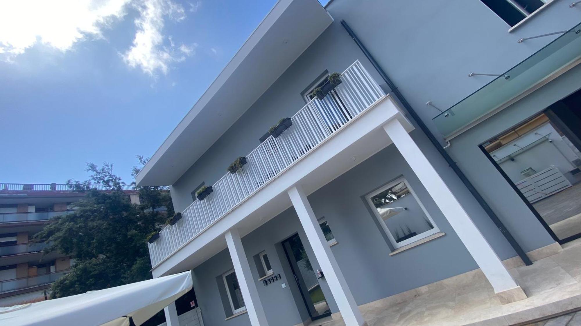 Grey House Luxury * Latina